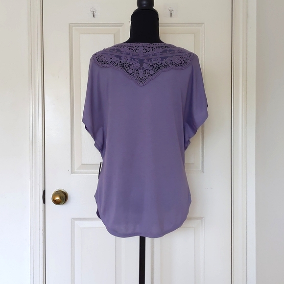 NWT. The Limited Dropped Shoulder Loose Fit Short Sleeve Blouse with back lace. - Picture 4 of 4